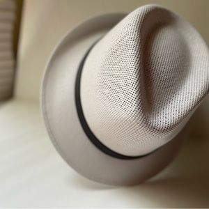 Men’s small hat, medium size.